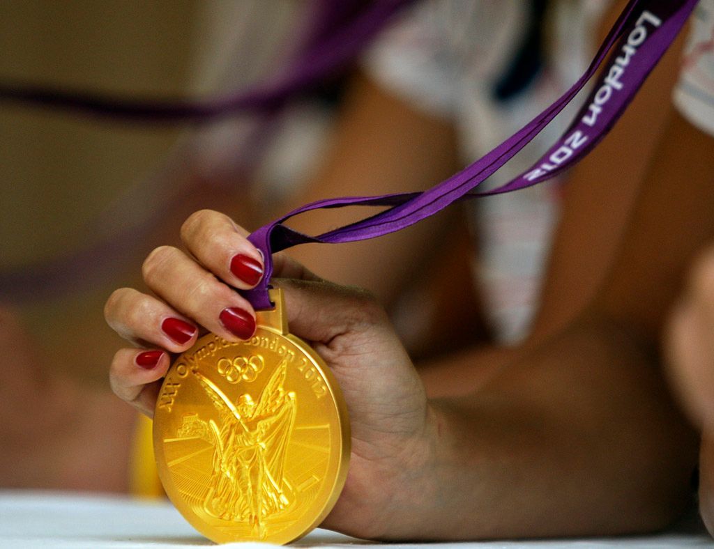 Zlatá medaile Miroslavy Knapkové po příletu do Prahy z OH 2012 v Londýně.