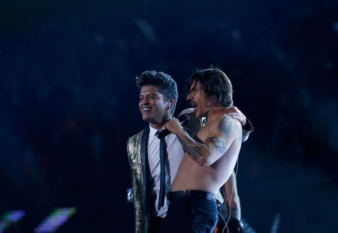 Super Bowl XLVIII: Denver Broncos vs. Seattle Seahawks (Bruno Mars a lídr skupiny Red Hot Chili Peppers Anthony Kiedis)