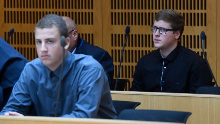 Fanoušky Sigmy obžalované z útoku na Afričana v tramvaji soud znovu osvobodil