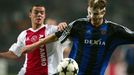 Tom Soetaers z Ajaxu Amsterdam (vlevo) a David Rozehnal (maska) z Brugg v utkání druhého kola skupiny H Ligy mistrů hraném 1. října 2003 v Amsterdamu.