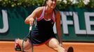 Jelena Jankovičá v rozštěpu během čtvrtfinále French Open 2013