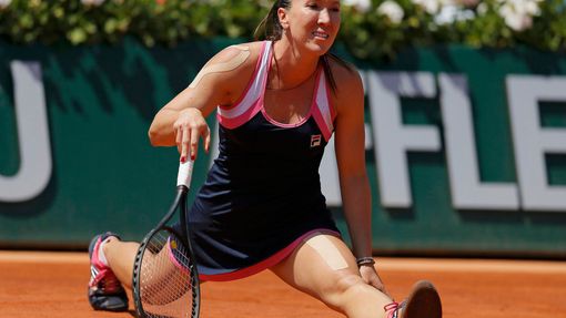 Jelena Jankovičá v rozštěpu během čtvrtfinále French Open 2013