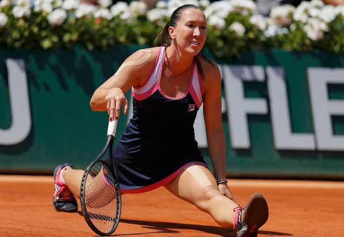 Jelena Jankovičá v rozštěpu během čtvrtfinále French Open 2013