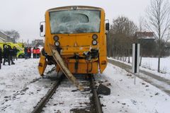 Vlak srazil na přejezdu škodovku, řidič nepřežil
