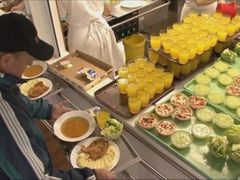 Ve školních jídelnách, kde mají děti na výběr z více jídel, je obvykle jedno bezmasé. 