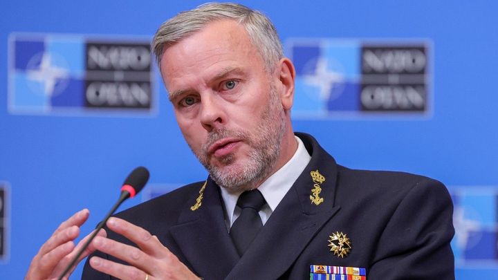 Vojenský šéf NATO v Praze. S náčelníkem armády Řehkou vystoupí na půdě blízké ODS