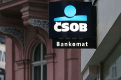 ČSOB zahájila pátrání po klientech: přes bankomaty