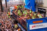Tradiční zábavu ve španělském městě Buňol doprovázela přísná bezpečnostní opatření kvůli nedávnému teroristickému útoku v Barceloně.