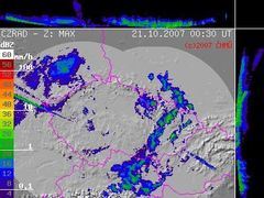 Složený snímek z dat meteorologických radarů v Brdech a na Drahanské vrchovině ukazuje rozložení srážkových mraků.