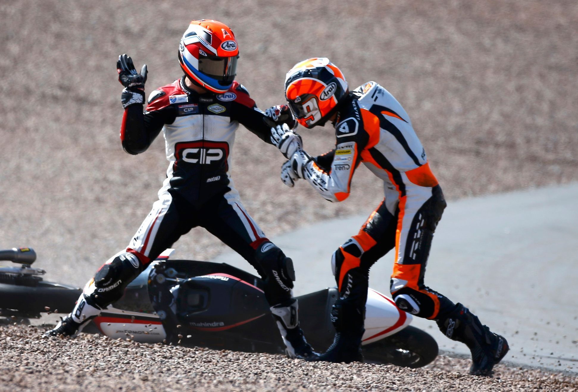 Moto3, VC Německa 2014: Bryan Schouten (Mahindra) a Scott Deroue (Kalex KTM), bitka