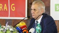 Poté si bere slovo prezident Miloš Zeman. S odkazem na informaci od ředitele školy, že šikovným absolventům školy byl v minulosti nabídnut nástupní plat až 70 tisíc korun, se zeptal, zda po zdanění. Na odpověď, že jde o hrubou mzdu, řekl, že to není zas tolik.