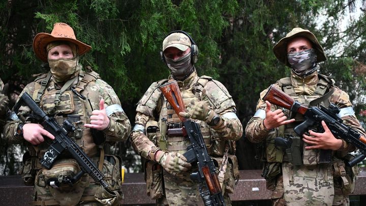 Fotografie z Rostova: Wagnerovci s tanky a v plné zbroji pózují v centru města; Zdroj foto: Reuters