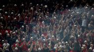 Domácí fanoušci na Air Albania Stadium v Tiraně vytvořili bouřlivou atmosféru...