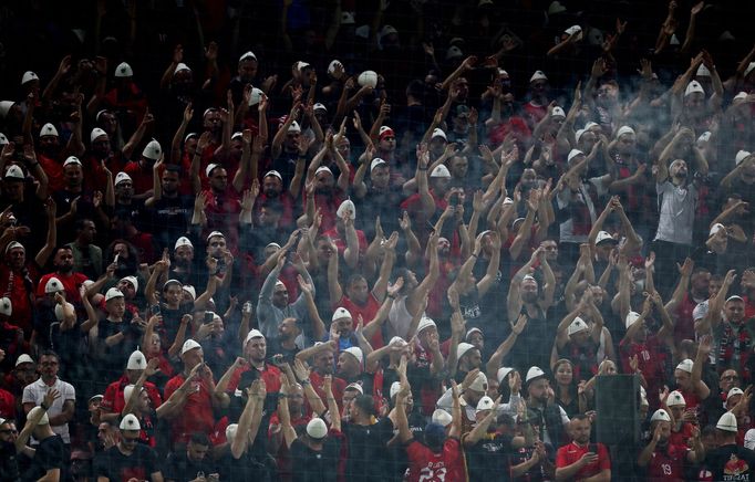 Domácí fanoušci na Air Albania Stadium v Tiraně