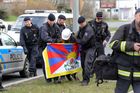 Soud na pět let vyhostil cizince, který při návštěvě čínského prezidenta ukradl vlajku Tibetu
