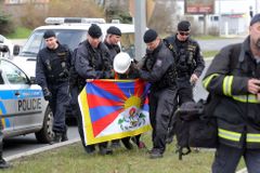 Soud na pět let vyhostil cizince, který při návštěvě čínského prezidenta ukradl vlajku Tibetu