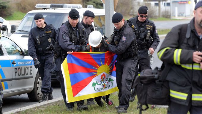 Za krádež tibetské vlajky má být cizinec vyhoštěn na pět let. (Ilustrační foto)
