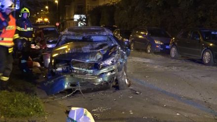 Řidič taxi služby Uber zdemoloval v Dejvicích sedm aut
