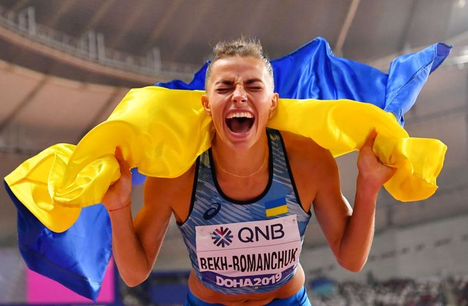 MS v atletice 2019: Ukrajinská dálkařka Marina Bechová-Romančuková oslavuje stříbro.