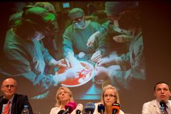 Lékaři transplantovali první dělohu v Česku. Žena může porodit díky děloze, ve které ji nosila matka
