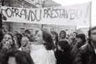 Albertov 17. listopadu 1989. Dívka v brýlích zprava Monika Pajerová, jedna z organizátorek demonstrace. Její povolení na úřadech vyběhala i s přispěním výmluvnosti a vizáže nevinné a naivní studentky.