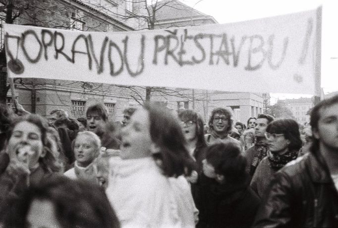 Výročí 100. let Československa – 8. díl  Listopad 1989.