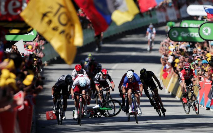 Tour de France, 4. etapa: Pád Marka Cavendishe po té, co ho srazil loktem Peter Sagan.