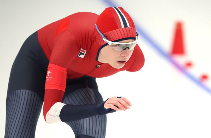 Ragne Wiklundová z Norska v závodě rychlobruslařek na 5000 m na ZOH v Pekingu 2022