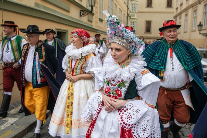 Výstava krojů v poslanecké sněmovně, na kterou dorazili někteří poslanci a poslankyně v krojích