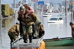 Mrtvých přibývá, statisíce Japonců zůstaly bez domova