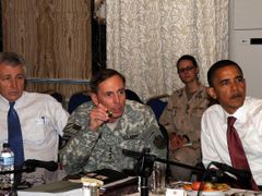 Hagel, šéf amerických jednotek v zemi David Petraeus a Obama na návštěvě v Iráku