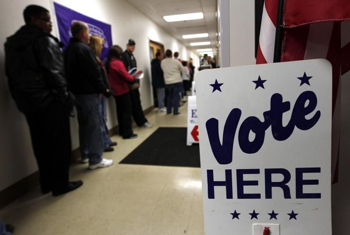 Voters and volunteers wait in line for the Licking County Board of Elections to open in Newark, Ohio November 3, 2012. REUTERS/Matt Sullivan (UNITED STATES - Tags: POLITICS USA PRESIDENTIAL ELECTION ELECTIONS) Published: Lis. 3, 2012, 1:55 odp.