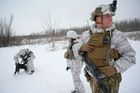 Ukrajinští vojáci cvičí nedaleko od města Avdijivka u Doněcku, jen kousek od hranice oblasti, kterou kontrolují Ruskem podporovaní separatisté.