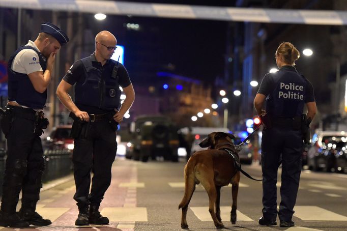 Policisté na místě, kde terorista zaútočil na vojenskou hlídku.