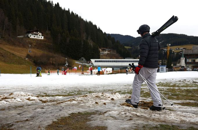 Alpské skiareály nemají kvůli vysokým teplotám dostatek sněhu.