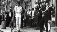 Jagger přitáhl Richardse (na snímku zcela vpravo) do své kapely, načež se skrze setkání se známým britským bluesmanem Alexisem Kornerem dali dohromady s dalšími: kytaristou Brianem Jonesem, klávesistou Ianem Stewartem a bubeníkem Charliem Wattsem. Pod hlavičkou The Rollin' Stones, psáno ještě s apostrofem, odehráli první koncert 12. července 1962 v klubu Marquee na londýnské Oxford Street.

Snímek pochází z publikace Keith Richards: Život rockera, kterou vydalo nakladatelství Slovart.