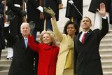 Sbohem, teď nastupujeme my. Barack Obama se svojí ženou Michelle a Joe Biden se svojí ženou Jill mávají na schodech Kapitolu vrtulníku, v němž odlétají manželé Bushovi z inauguračního ceremoniálu.