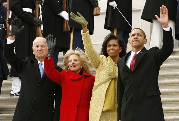 Sbohem, teď nastupujeme my. Barack Obama se svojí ženou Michelle a Joe Biden se svojí ženou Jill mávají na schodech Kapitolu vrtulníku, v němž odlétají manželé Bushovi z inauguračního ceremoniálu.