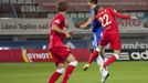 Fotbalista Sigmy Olomouc Zdeněk Klesnil v hlavičkovém souboji Josipem Šoljičem (vpravo) v utkání 9. kola Gambrinus ligy 2012/13 se Zbrojovkou Brno.