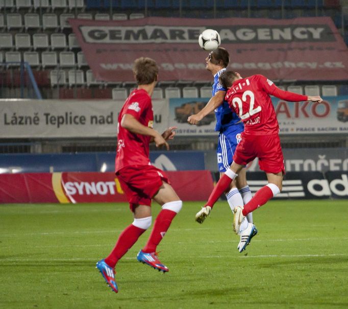 Fotbalista Sigmy Olomouc Zdeněk Klesnil v hlavičkovém souboji Josipem Šoljičem (vpravo) v utkání 9. kola Gambrinus ligy 2012/13 se Zbrojovkou Brno.