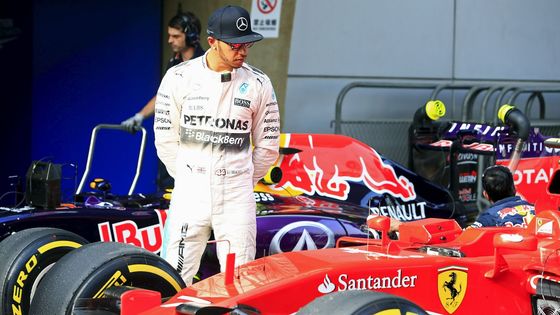 Zvědavý Hamilton a čínské kvalifikační šachy formule 1