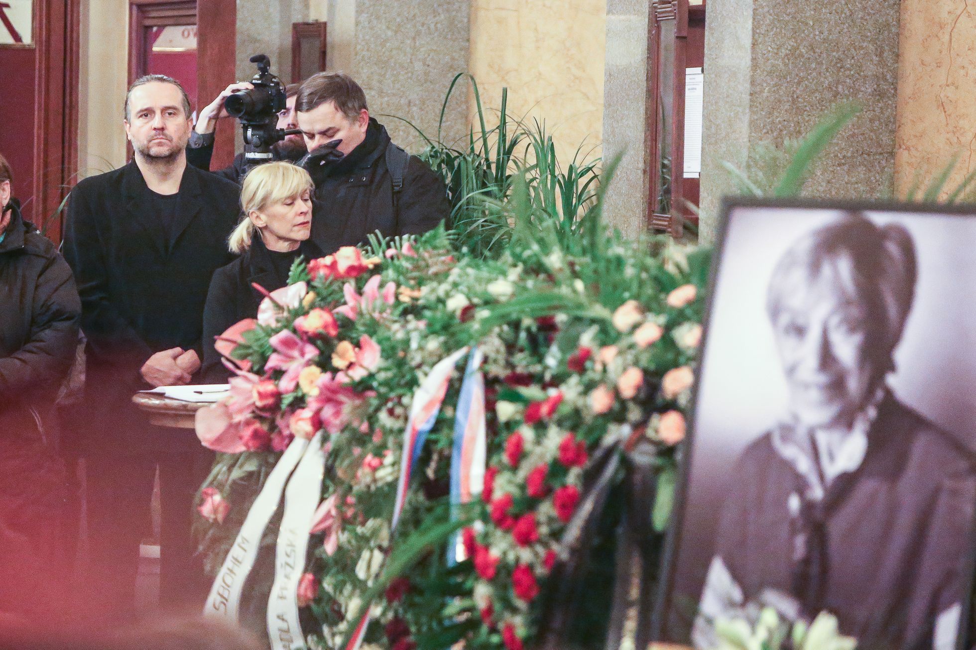 Poslední rozloučení s Lubou Skořepovou ve foyer Národního divadla