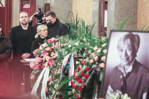 Foto: Poslední potlesk pro Lubu Skořepovou. Zesnulou herečku vyprovodilo plné předsálí Národního