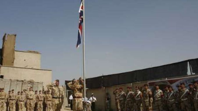 Britští vojáci v irácké Basře naposledy spouští vlajku a chystají se na dlouhoočekávaný odchod. Po čtyřech letech předali moc do rukou místní irácké armády.