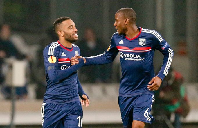 EL, Lyon - Plzeň: Alexandre Lacazette a Gueida Fofana slaví gól