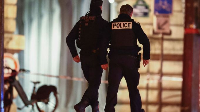 Francouzští policisté hlídkují v Paříži u místa, kde v neděli došlo ke smrtícímu útoku