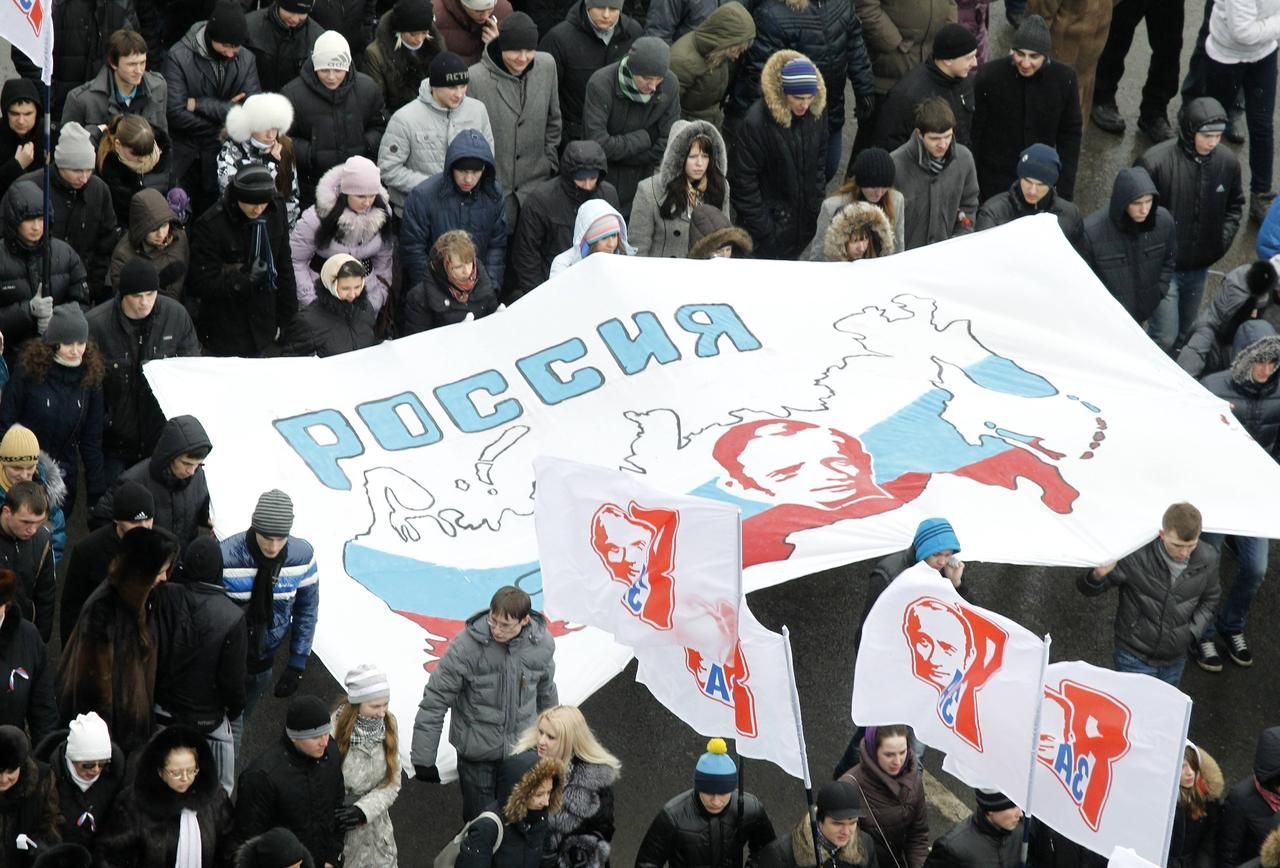 V Moskvě demonstrují desetitisíce Putinových přívrženců