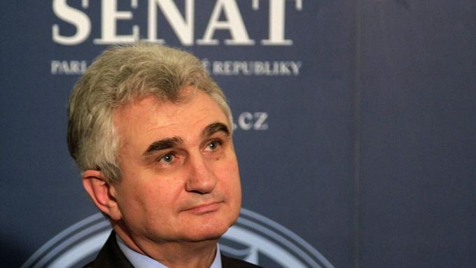 Šéf Senátu Milan Štěch (ČSSD) novinářům potvrzuje, že horní komora schválila podání žaloby na prezidenta pro velezradu. Snímek ze 4. března 2013.
