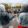Muslimové v pražském katolickém chrámu