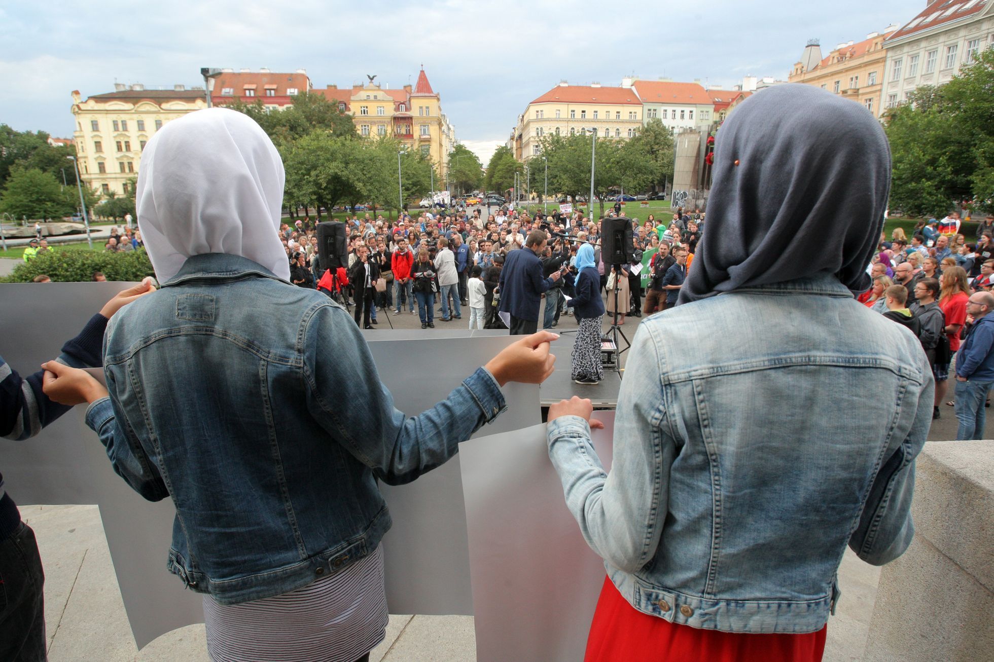 Muslimové v pražském katolickém chrámu